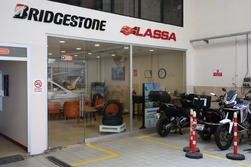 Bridgestone ve Lassa teşhir alanı ile müşteri salonu