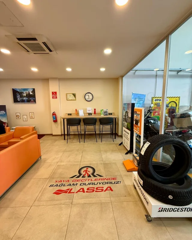 Otopratik Çaykara Çorlu servisinde turuncu koltuklu müşteri bekleme salonu