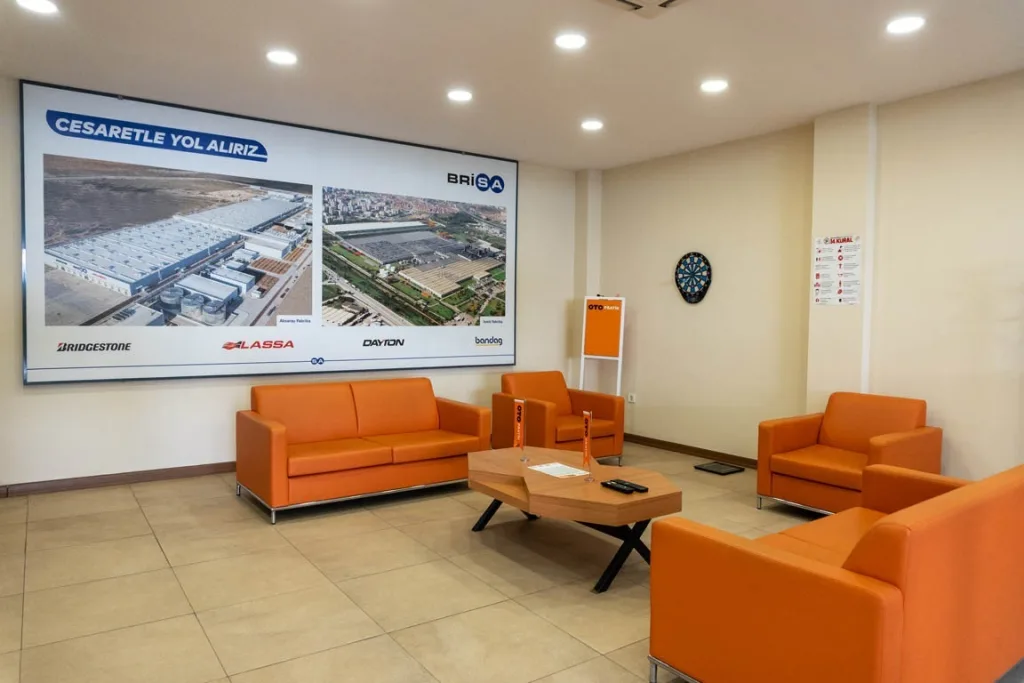 Otopratik Çaykara Çorlu servisinde turuncu koltuklu müşteri bekleme salonu