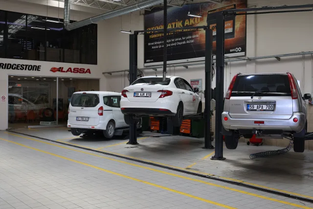 Bakım liftlerindeki araçlar
