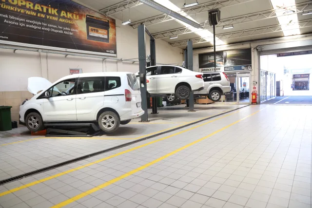Bakım liftlerindeki araçlar