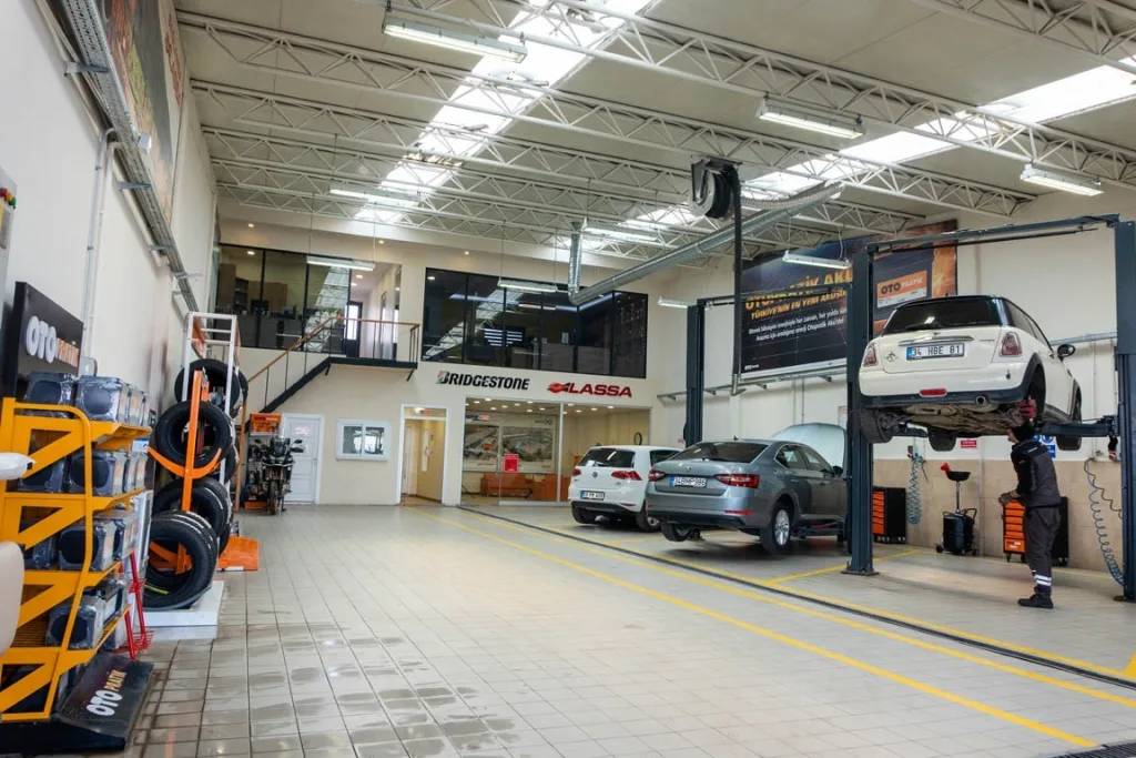 Lift üzerinde bakımı yapılan araç ve teknisyen