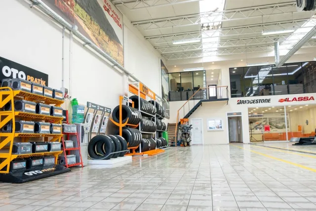 Bridgestone ve Lassa lastik teşhiri bulunan servis atölyesi