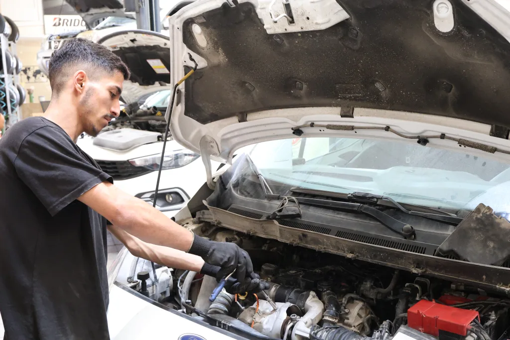 Araç motorunda bakım yapan usta