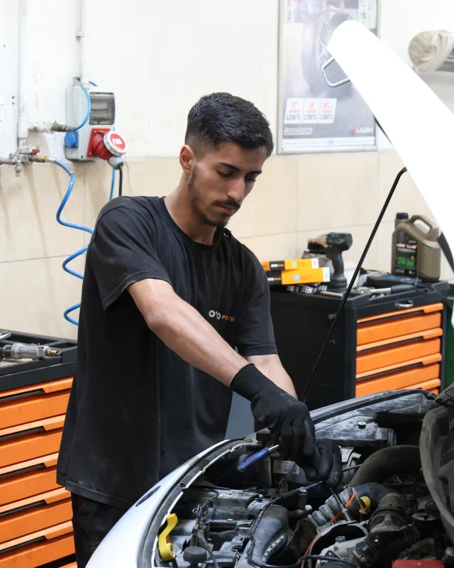 Araç motorunda bakım yapan usta